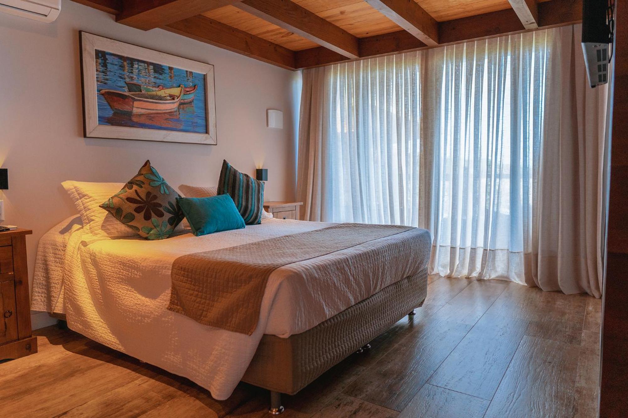 Hotel Atalaia Do Mariscal Бомбиняс Стая снимка